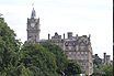 La collina the mound ed i giardini princes street gardens a edimburgo